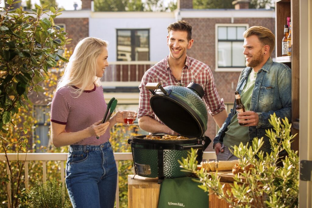 webversion-city_balcony_springsummer_minimax_biggreenegg